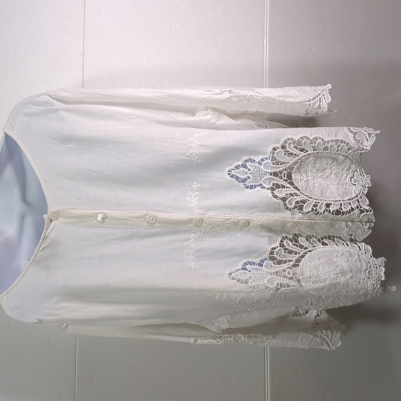 Gorgeous cotton lace top white on white embroidery with cut outs. - Picture 2 of 6